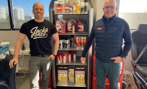 Á myndinni eru Elfar Viggóson framkvæmdastjóri Rafstillingar Reka og Birkir Sigurðsson frá Motul.